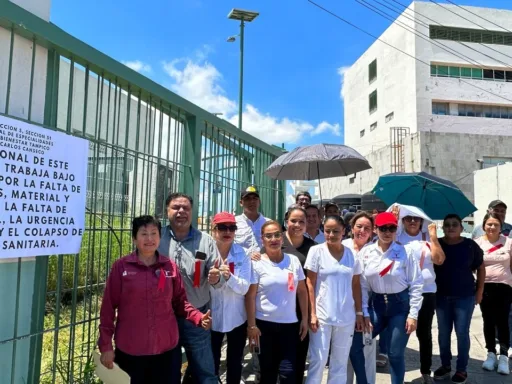 Trabajadores del IMSS Bienestar Tampico protestan por falta de insumos y problemas de drenaje