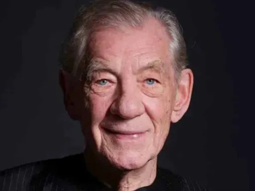 Ian McKellen, el icónico Gandalf, temió por su vida tras caer del escenario en Londres