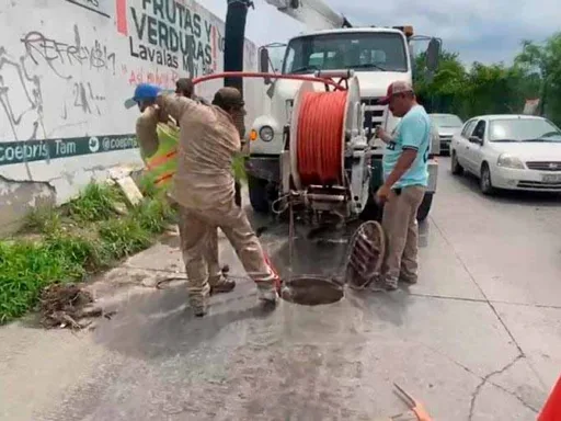 Trabajan en solución para colector sanitario colapsado en Victoria