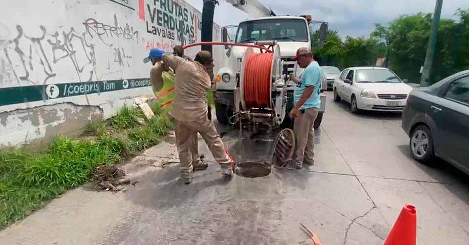 Trabajan en solución para colector sanitario colapsado en Victoria