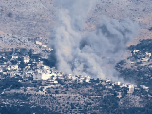 Miles de sirios y libaneses huyen hacia Siria ante bombardeos israelíes en Líbano