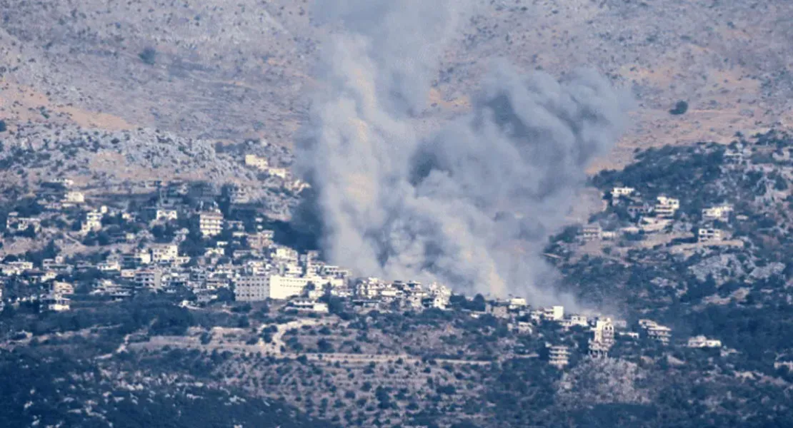 Miles de sirios y libaneses huyen hacia Siria ante bombardeos israelíes en Líbano