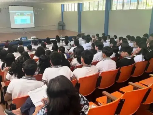 Concientizan a estudiantes sobre los peligros de retos virales en redes sociales