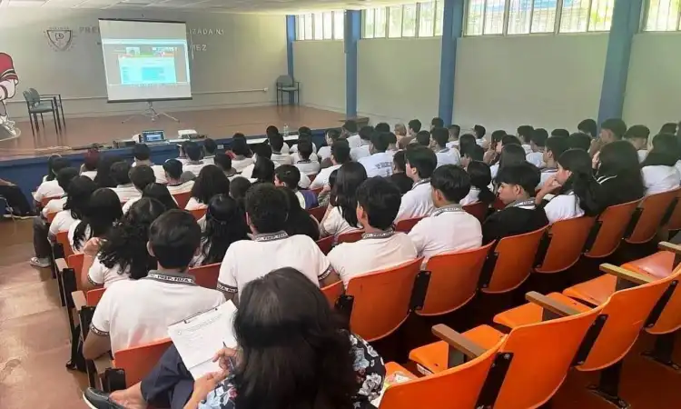 Concientizan a estudiantes sobre los peligros de retos virales en redes sociales