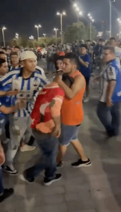 Aficionado de Toluca es agredido por seguidores Rayados tras derrota en casa