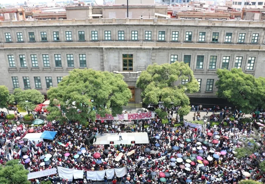 Miles de estudiantes exigen aprobación de Reforma Judicial frente a la SCJN