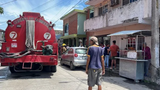 Bomberos rescatan a tres abuelitas de incendio en Tampico