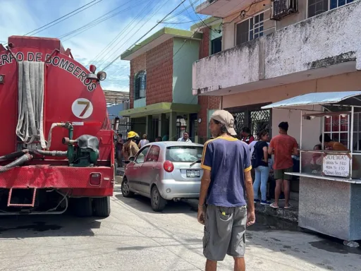 Bomberos rescatan a tres abuelitas de incendio en Tampico