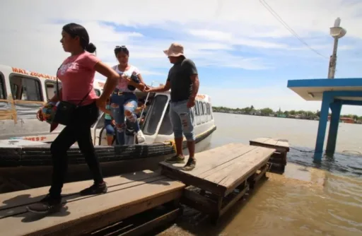 Lancheros elevan muelles por aumento del nivel del río Pánuco