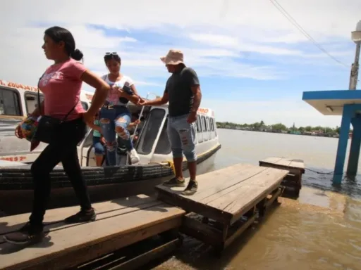 Lancheros elevan muelles por aumento del nivel del río Pánuco