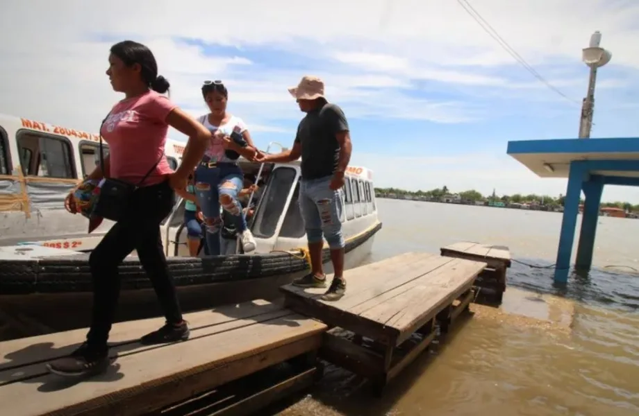 Lancheros elevan muelles por aumento del nivel del río Pánuco