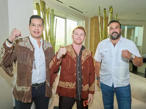 Canelo Álvarez recibe cuera tamaulipeca y cinturón especial en Las Vegas