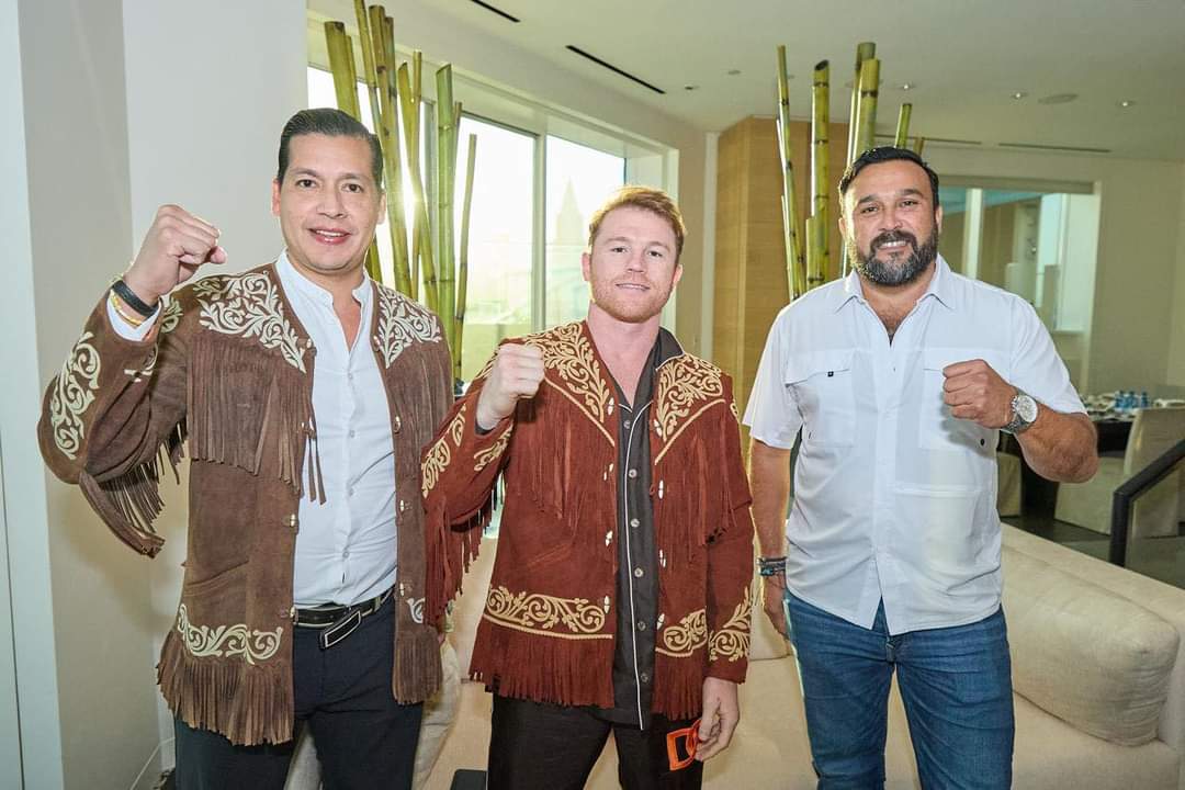 Canelo Álvarez recibe cuera tamaulipeca y cinturón especial en Las Vegas