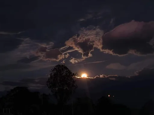 Eclipse lunar parcial y Superluna iluminan el cielo nocturno