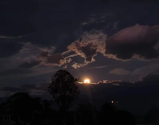 Eclipse lunar parcial y Superluna iluminan el cielo nocturno