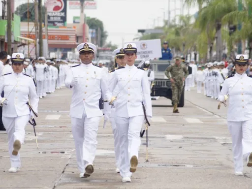 Teniente hace historia al liderar Columna Naval en Ciudad Madero