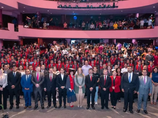 El rector Dámaso Anaya encabeza graduación de 161 egresados de la UAT