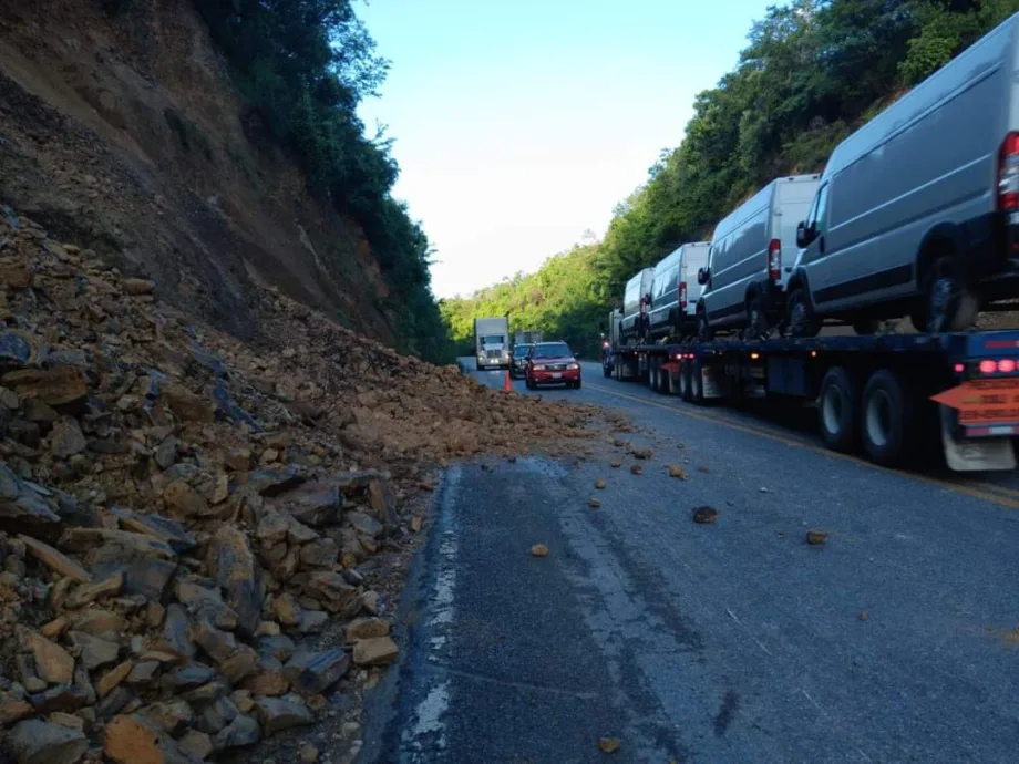 Se derrumba carretera Victoria-Monterrey