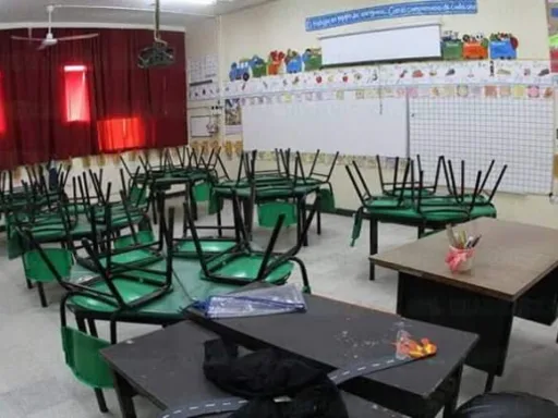 Descontarán sueldo a maestros que se tomaron puente: SET 30 de septiembre 2024 Ciudad Victoria, Tamaulipas. – La Secretaría de Educación de Tamaulipas (SET) descontará el día a los maestros que se tomaron el puente este lunes 30 de septiembre y no se presentaron a las escuelas. Lo anterior luego que la sección 30 del Sindicato Nacional de Trabajadores de la Educación (SNTE) informó de última hora sobre una reunión este lunes 30 de septiembre, y éstas deben ser notificadas al menos 72 horas antes. Además, el calendario del ciclo escolar 2024-2025 establece que el único día con suspensión de clases es el primero de octubre por el cambio del Poder Ejecutivo Federal. “Es importante mencionar que las reuniones sindicales deben ser consensuadas entre la SET y la sección 30 del SNTE con al menos 72 horas de anticipación”, dijo Marcela Ramírez Jordán, subsecretaria de Educación Básica. “No se permitirá la modificación del calendario escolar, salvo en situaciones extraordinarias que lo justifiquen”. La SET reiteró que el calendario escolar fue establecido de manera conjunta entre la SEP y la SET, y que los días de clase deben aprovecharse al máximo. “Es un calendario que fue aprobado en consenso con el Gobernador, tras un análisis exhaustivo, se solicitó a la SEP ajustar el calendario a lo que permite la Ley General de Educación, que establece un mínimo de 185 días de clases”, agregó Ramírez Jordán. No obstante, la SEP federal confirmó que en cinco estados, incluyendo Tamaulipas, no habrá clases este lunes 30 de septiembre, y que las actividades reanudarán hasta el miércoles, debido a que el 1 de octubre es día de descanso obligatorio por el cambio presidencial. “Es importante que los maestros y los estudiantes cumplan con el calendario escolar, ya que es fundamental para el buen desarrollo de la educación en la entidad”, dijo Ramírez Jordán. “La SET está comprometida con la educación de los tamaulipecos y trabajará para garantizar que se cumplan los objetivos del calendario escolar”.