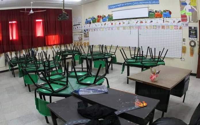 Descontarán sueldo a maestros que se tomaron puente: SET 30 de septiembre 2024 Ciudad Victoria, Tamaulipas. – La Secretaría de Educación de Tamaulipas (SET) descontará el día a los maestros que se tomaron el puente este lunes 30 de septiembre y no se presentaron a las escuelas. Lo anterior luego que la sección 30 del Sindicato Nacional de Trabajadores de la Educación (SNTE) informó de última hora sobre una reunión este lunes 30 de septiembre, y éstas deben ser notificadas al menos 72 horas antes. Además, el calendario del ciclo escolar 2024-2025 establece que el único día con suspensión de clases es el primero de octubre por el cambio del Poder Ejecutivo Federal. “Es importante mencionar que las reuniones sindicales deben ser consensuadas entre la SET y la sección 30 del SNTE con al menos 72 horas de anticipación”, dijo Marcela Ramírez Jordán, subsecretaria de Educación Básica. “No se permitirá la modificación del calendario escolar, salvo en situaciones extraordinarias que lo justifiquen”. La SET reiteró que el calendario escolar fue establecido de manera conjunta entre la SEP y la SET, y que los días de clase deben aprovecharse al máximo. “Es un calendario que fue aprobado en consenso con el Gobernador, tras un análisis exhaustivo, se solicitó a la SEP ajustar el calendario a lo que permite la Ley General de Educación, que establece un mínimo de 185 días de clases”, agregó Ramírez Jordán. No obstante, la SEP federal confirmó que en cinco estados, incluyendo Tamaulipas, no habrá clases este lunes 30 de septiembre, y que las actividades reanudarán hasta el miércoles, debido a que el 1 de octubre es día de descanso obligatorio por el cambio presidencial. “Es importante que los maestros y los estudiantes cumplan con el calendario escolar, ya que es fundamental para el buen desarrollo de la educación en la entidad”, dijo Ramírez Jordán. “La SET está comprometida con la educación de los tamaulipecos y trabajará para garantizar que se cumplan los objetivos del calendario escolar”.