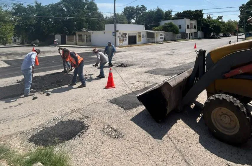 Continúa el programa de bacheo en seis colonias de Victoria