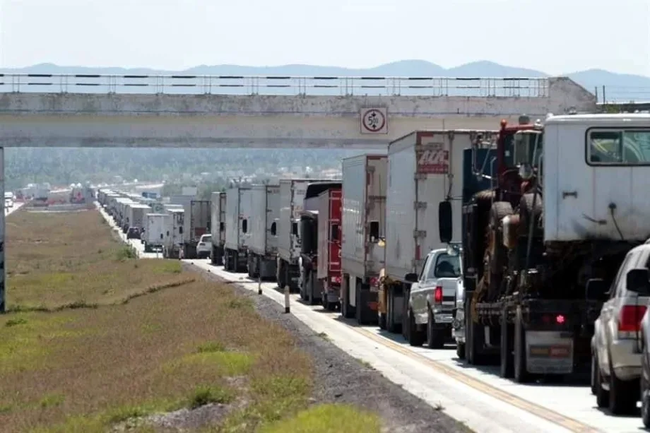 Largas filas en autopista Monterrey-Nuevo Laredo provocan pérdidas