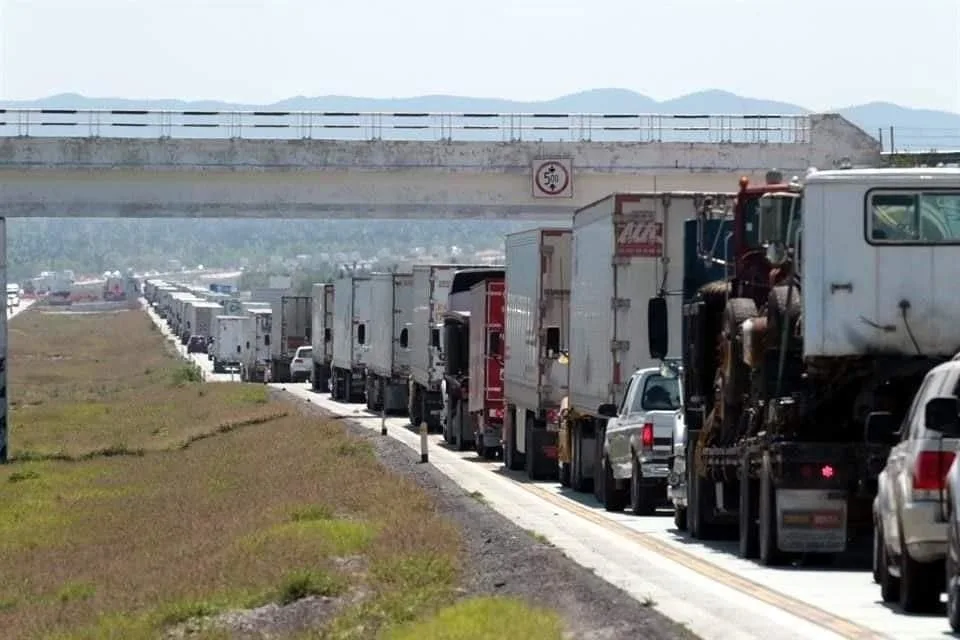 Largas filas en autopista Monterrey-Nuevo Laredo provocan pérdidas