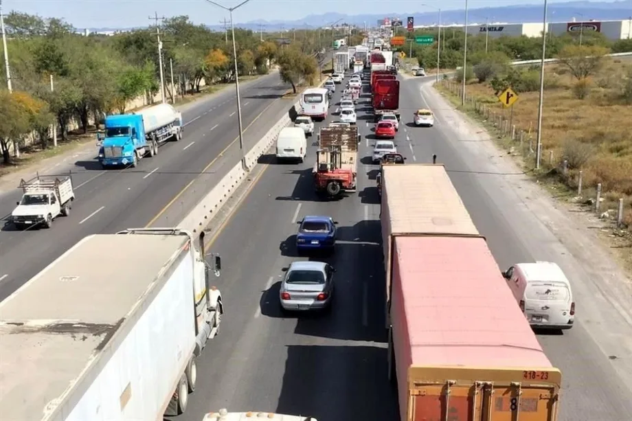 Continúan las Pérdidas Millonarias en la Autopista Monterrey-Nuevo Laredo Debido a Embotellamientos y Reparaciones Mal Planificadas