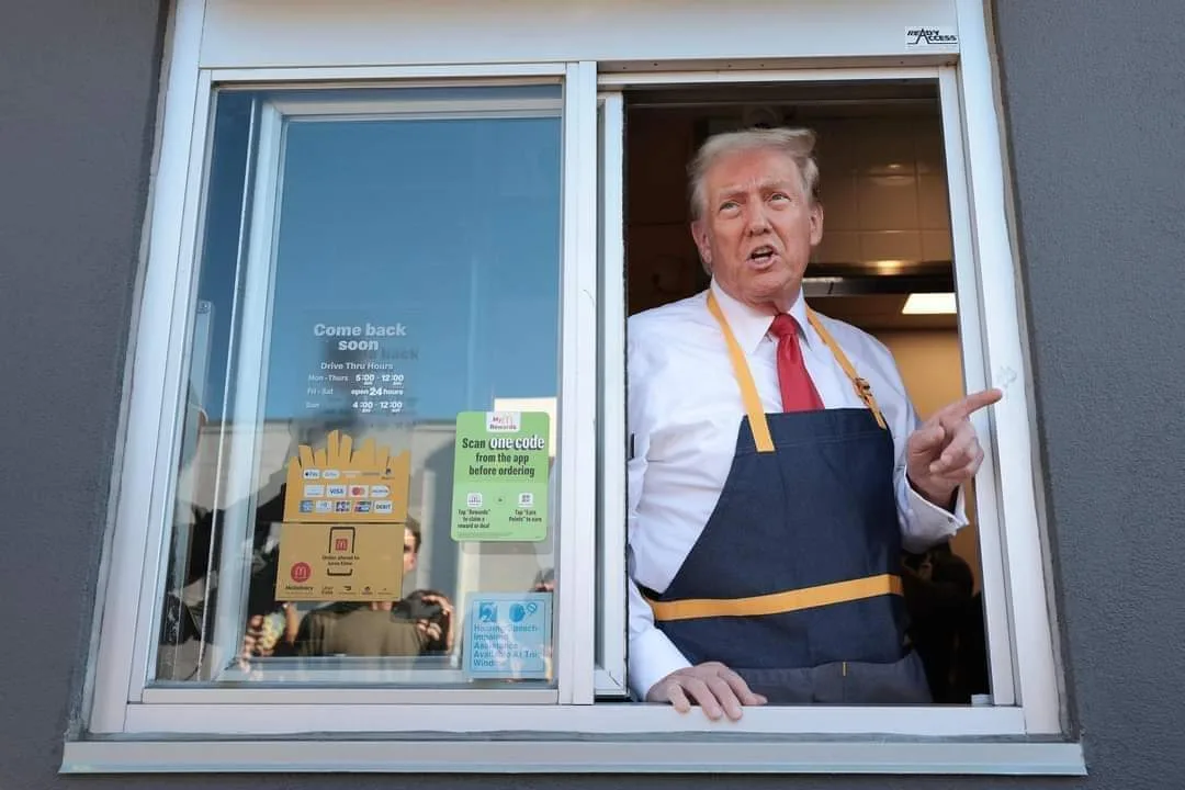 Donald Trump Sorprende al Vestirse de Empleado de McDonald’s en Filadelfia