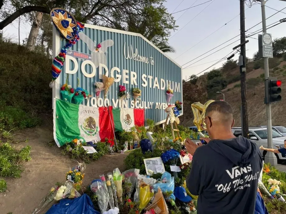 Aficionados Rinden Homenaje a Fernando Valenzuela Fuera del Estadio de los Dodgers ⚾️