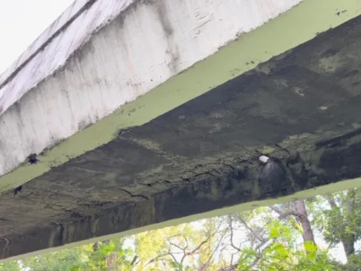 ¡Qué Miedo! Puente Peatonal del Río San Marcos se Está Cayendo a Pedazos