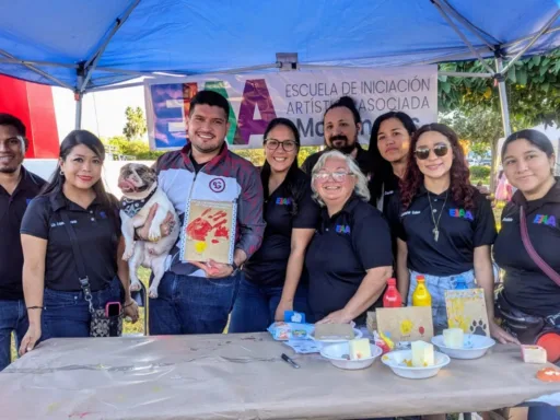 Alberto Granados asiste con sus mascotas al 5º aniversario de Patita de Perro