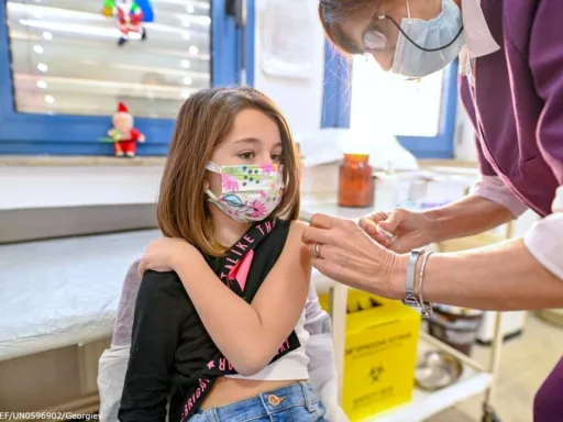 Exhorta Salud a la población a vacunarse contra influenza, covid y neumococo para esta temporada invernal