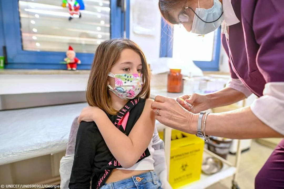 Exhorta Salud a la población a vacunarse contra influenza, covid y neumococo para esta temporada invernal