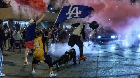 Fanáticos de los Dodgers desatan desmanes en Los Ángeles por la Serie Mundial