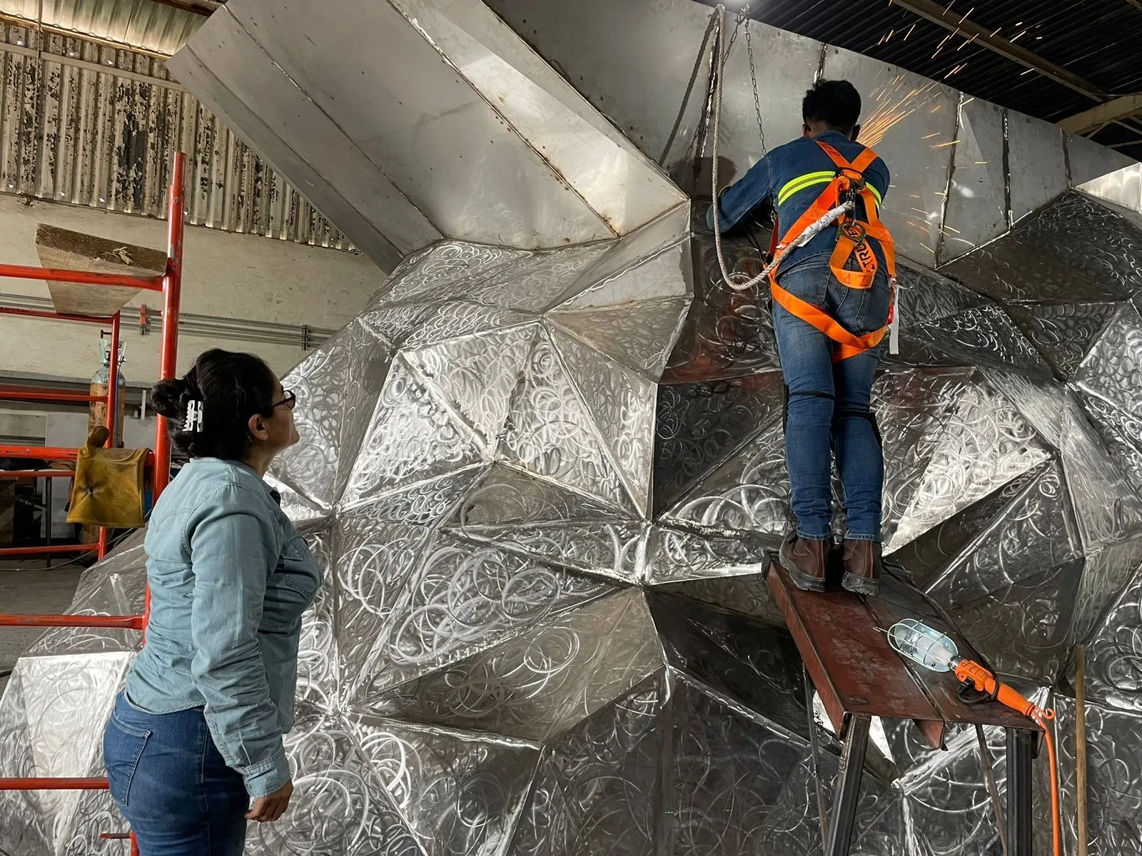 Estudiantes del ITACE participan en mega escultura de la Virgen de El Chorrito