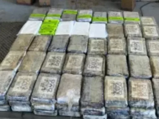 octubre 18, 2024 Agentes de Texas y Tamaulipas dieron un fuerte golpe al narcotráfico, decomisando cocaína y metanfetaminas por más de 4 millones de dólares en una semana. Los decomisos resaltan la batalla constante contra el contrabando de drogas en la frontera. Incautaciones en la frontera En el puente entre Pharr, Texas, y Reynosa, Tamaulipas, la CBP encontró 119 paquetes con un total de 300 libras (136 kilos) de cocaína. El cargamento fue descubierto durante una revisión secundaria a un camión en el estacionamiento del puente. Impacto del decomiso Carlos Rodríguez, director del puerto de Pharr, enfatizó la importancia de esta incautación, subrayando la amenaza que enfrentan los oficiales. La droga, junto con el vehículo y el conductor, quedó bajo custodia de agentes especiales de Investigaciones de Seguridad Nacional. Decomisos adicionales en la frontera En Eagle Pass, Texas, y Piedras Negras, Coahuila, se aseguraron 414 mil dólares en metanfetamina. Otro decomiso se realizó en Hidalgo, cerca de Reynosa, donde se incautaron 51 libras de cocaína por un valor de 681 mil dólares. Enfrentando el tráfico de drogas La frontera de Texas es un punto crítico para el tráfico de drogas, aunque detrás de California y Arizona en operaciones narcóticas. El equivalente del golpe al narco en estos decomisos es de aproximadamente 101 millones de pesos mexicanos.