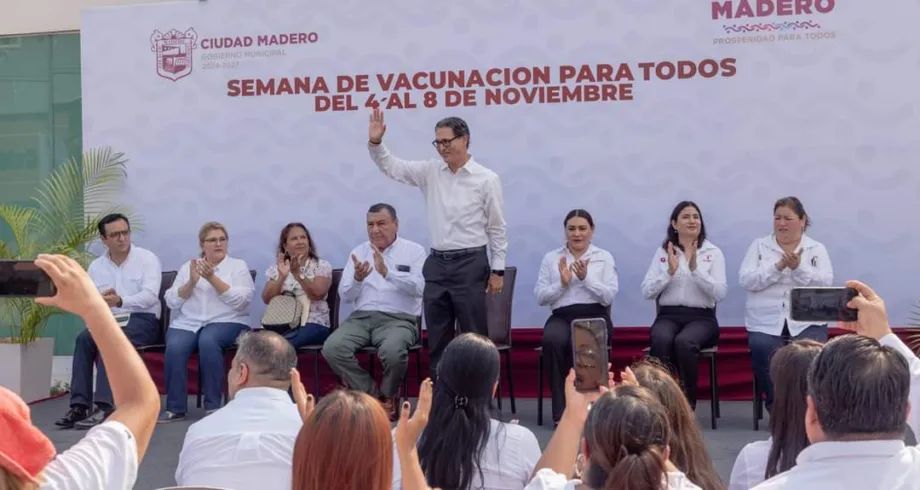 Convoca Erasmo González a protegerse en la campaña de vacunación