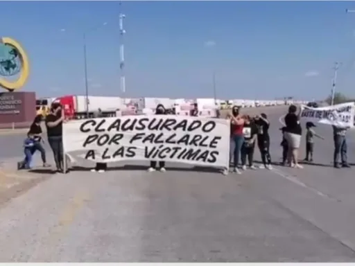 Manifestantes bloquean por ocho horas el Puente Internacional en Nuevo Laredo