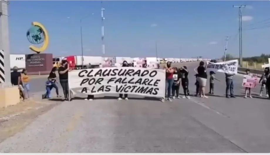 Manifestantes bloquean por ocho horas el Puente Internacional en Nuevo Laredo