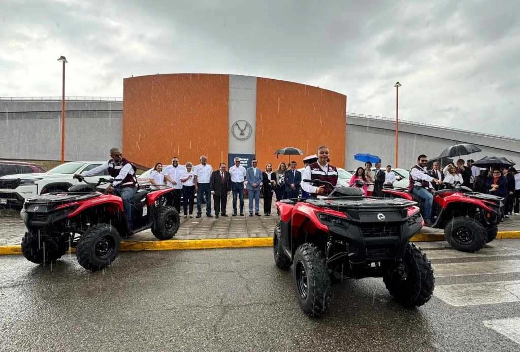 Rector de la UAT entrega equipamiento de vehículos a las facultades de la zona sur