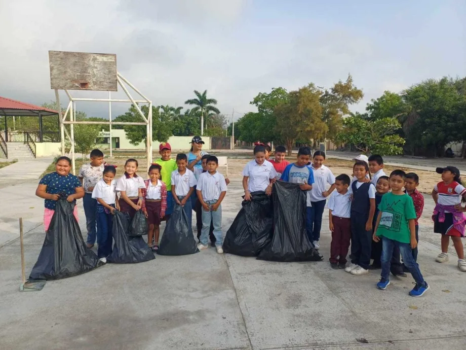 Niños y niñas de comunidad rural limpian sus calles para cuidar el medio ambiente