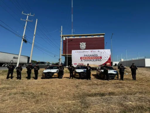 Prepara Guardia Estatal Estaciones Seguras para recibir a paisanos Noviembre 25 de 2024 Nuevo Laredo, Tamaulipas.- Previo al arranque oficial del Programa Bienvenido Héroe Paisano invierno 2024, Estaciones Seguras de la frontera norte de Tamaulipas se encuentran listas para recibir las caravanas de connacionales que arribarán al territorio nacional por la frontera tamaulipeca. Personal de la Guardia Estatal de Apoyo Carretero se mantiene vigilante las 24 horas del día y siete días de la semana. Ante la proximidad de festividades, se prevé un aumento en el flujo de vehículos que transitarán entre ambas fronteras, por lo cual, elementos de Apoyo Carretero mantienen recorridos de seguridad y vigilancia en diferentes tramos con la finalidad de brindar una respuesta inmediata ante diferentes llamados. Cabe mencionar que, dentro de las acciones de proximidad del personal de Apoyo Carretero, se brinda asistencia a conductores ante fallas mecánicas leves, afectaciones mecánicas y seguridad perimetral en accidentes viales. La Secretaría de Seguridad Pública de Tamaulipas (SSPT) reitera la disposición de las líneas 911 y 089 para comunicarse en caso de emergencias.