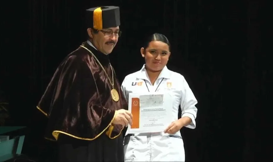 Danna, amiga de Melanie, recibe 'Premio a la labor humanista' por parte de la UAT