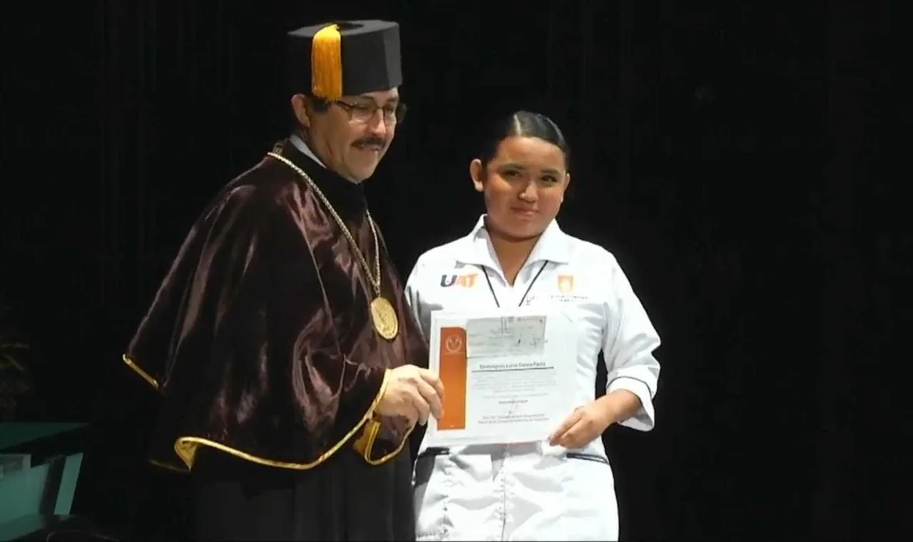 Danna, amiga de Melanie, recibe 'Premio a la labor humanista' por parte de la UAT