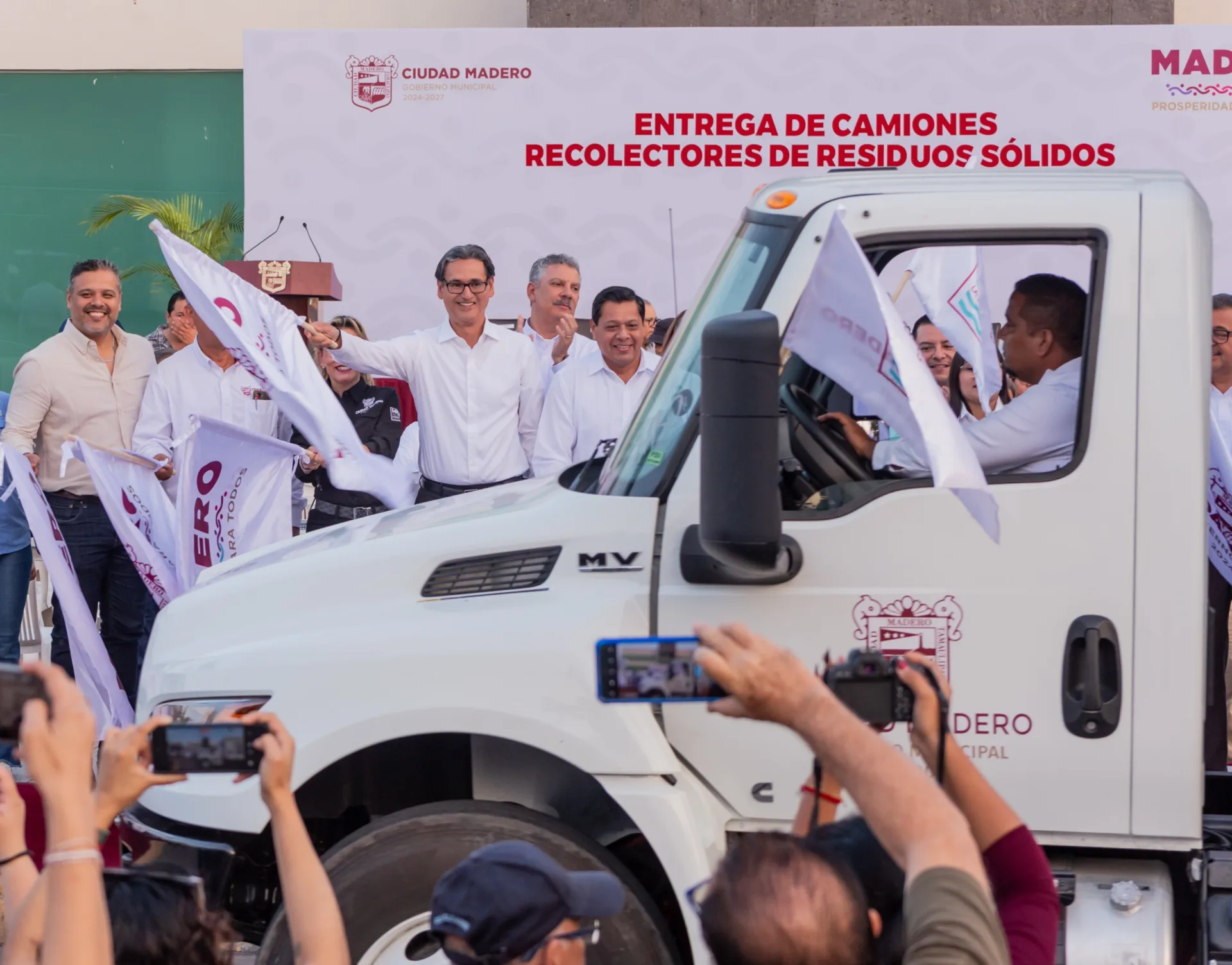 Erasmo González entrega camiones de limpieza