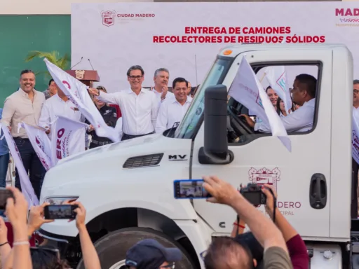 Erasmo González entrega camiones de limpieza