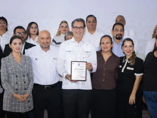 Maestros y alumnos de la "Melchor Ocampo" entregan reconocimiento a Erasmo González