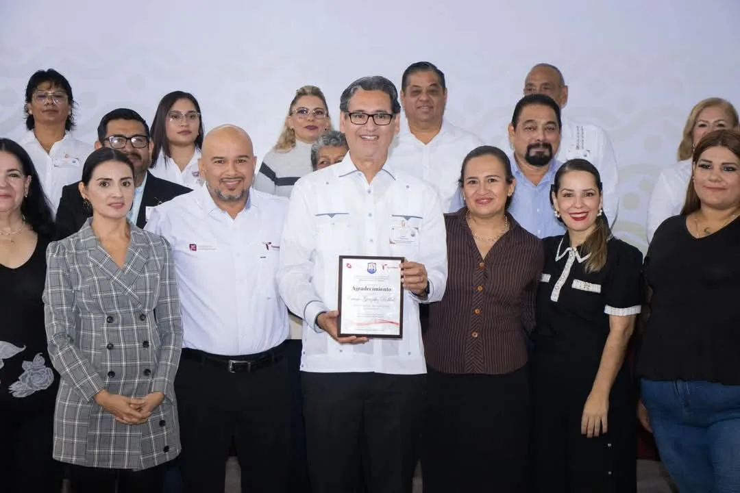 Maestros y alumnos de la "Melchor Ocampo" entregan reconocimiento a Erasmo González