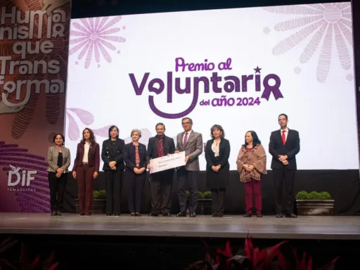 Premian Américo y María de Villarreal a los voluntarios del año